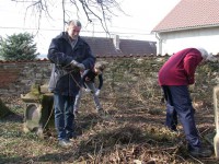 /album/fotogalerie-dobrovolna-akce-jarni-uklid-kolem-svarovskeho-kostela-sv-lukase/brigada-21-3-2015-kostel-svarov-005-jpg1/